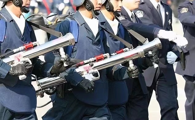 日本千葉縣警機(jī)動(dòng)隊(duì)配備便攜高壓水槍